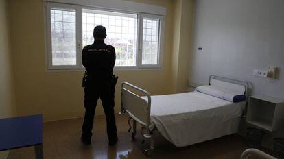 Un agente en la Unidad de Custodia Hospitalaria en Alcorcón.