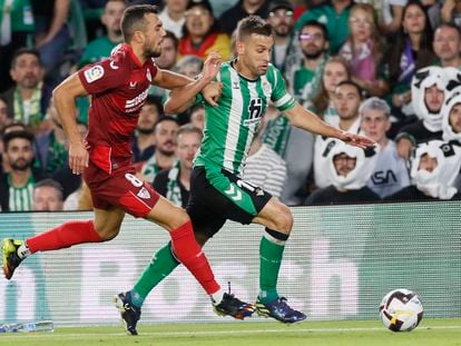 Canales disputa el balón ante Joan Jordán.