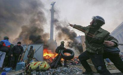 Un manifestante usa un tirachinas durante las protestas en Kiev.