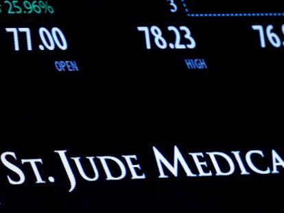 Pantalla en la Bolsa de Nueva York, este jueves, en la que se muestra la cotización de St. Jude Medical