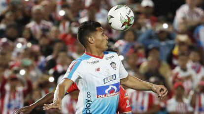 Teófilo Gutierrez, del Junior, controla un balón durante la final contra Deportivo pasto.