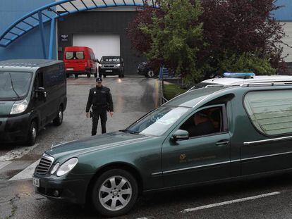 Un coche fúnebre a las puertas del Palacio de Hielo, el centro comercial con pista de patinaje situado en Madrid, que ha sido habilitado como morgue para albergar los restos de personas fallecidas con coronavirus.