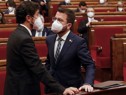 El líder de ERC, Pere Aragonès, conversa con el consejero de Territorio Damià Calvet, a la izquierda, en el Parlament catalán.