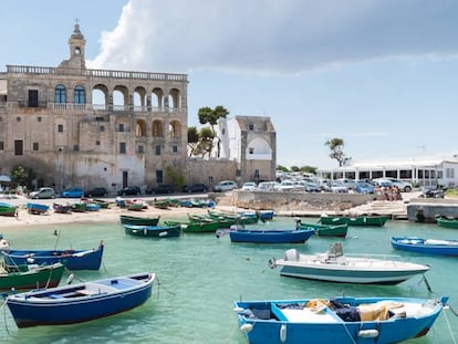 Vista del puerto San Vito (provincia de Bari, región de Apulia), y al fondo, una antigua abadía del siglo XVI.