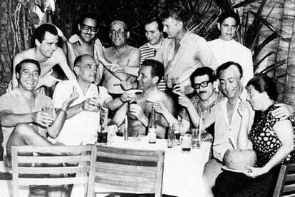 Acapulco, 1965: Gabriel García Marquéz (con gafas, sentado), Luis Alcoriza, sentado a la izquierda, y, a su derecha el cineasta Luis Buñuel.