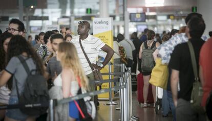 Cues dissabte al mostrador de Vueling.