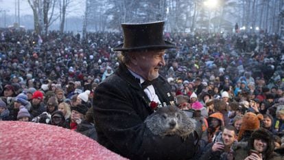 John Griffiths, del Club Groundhog, sostiene a 'Punxsutawney Phil', la marmota que pronostica la duración del invierno, durante la celebración del 1340 del Día de la Marmota en el Knobbler's Knob, en Punxsutawney (EE UU), este domingo.