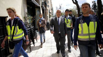 Luis Pineda, asiste al registro de la sede de Ausbanc en Madrid.