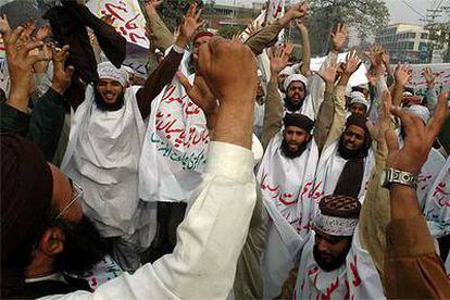 Manifestantes paquistaníes protestan ayer en Lahore por la publicación de caricaturas de Mahoma.