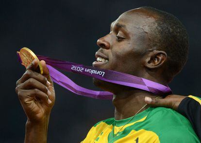 Bolt observa su medalla de oro en los 200 metros lisos en los Juegos Olímpicos de Londres 2012. Ya había conseguido el primer puesto en los 100 metros lisos, con un tiempo de 9,63 segundos (la segunda mejor de la historia hasta el momento). Se consagró como el primer atleta en ganar la medalla de oro olímpica en dos juegos consecutivos en ambas pruebas.