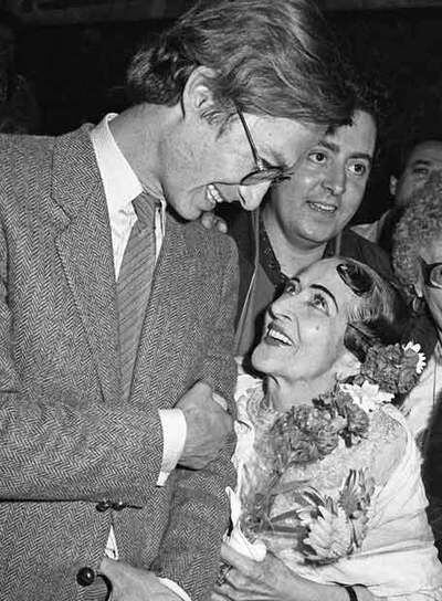 Jorge Verstrynge, candidato de Coalición Popular a la alcaldía de Madrid en 1983, con Estrellita Castro.