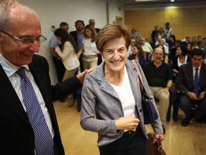 Adela Cortina, antes de impartir ayer una conferencia en Valencia, junto al presidente de Etnor, Paco Pons.