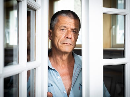 El autor Emmanuel Carrère, fotografiado en su casa de París, este miércoles.