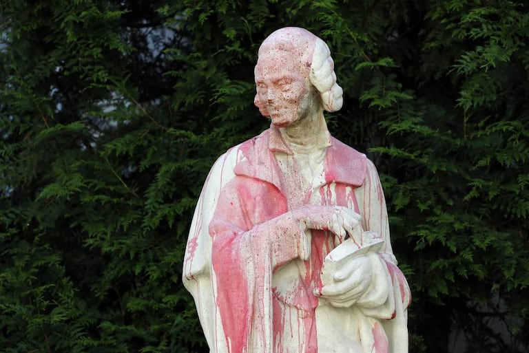 Una estatua de Voltaire, cubierta de pintura roja durante una protesta en París, el 22 de junio.