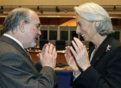 Solbes habla con la ministra de Economía de Francia, Christine Lagarde, ayer durante el Ecofin en Praga.