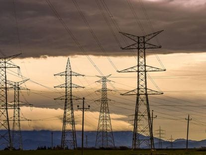 Varias torres de transmisión eléctrica en Figueres (Girona), que forman parte de la actual interconexión entre España y Francia.