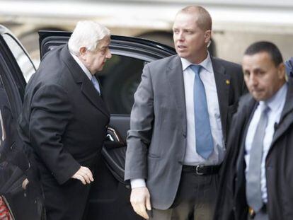 El negociador jefe sirio, Wallid al Muallem, al llegar al lugar donde se celebran las negociaciones de paz en Ginebra. 