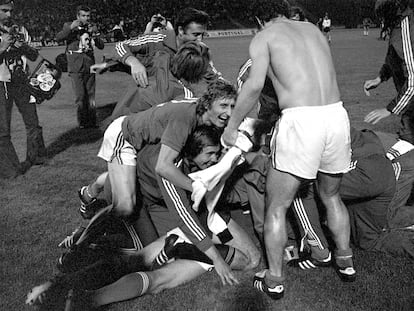 Los jugadores de Checoslovaquia celebran el título de la Eurocopa del 76 tras ganar a Alemania en los penaltis el 20 de junio de 1976 en Belgrado.