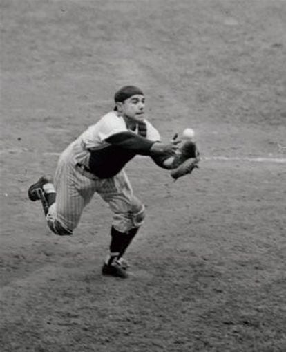 Yogi Berra intenta atrapar un lanzamiento de un contrario en 1962.