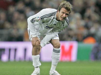 Beckham se coge su rodilla lesionada durante el partido contra el Getafe.