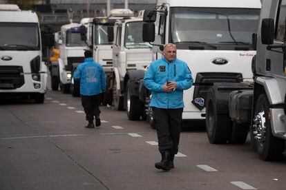 La policia detiene en uno de los ingresos a Buenos Aires una marcha de camioneros por la falta de gasoil, el martes 28 de junio.