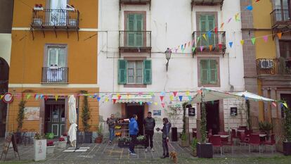 Atila disfrutó de la gastronomía italiana a lo grande: "con la cocina de allí y lo digo de primera mano, estuve con muchas familias y comí todo lo típico sardo". En la imagen, la plaza de Bosa.