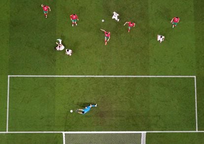 Yassine Bounou realizando una parada durante el partido ante Portugal. 