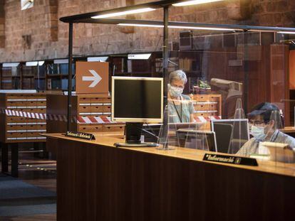 Treballadors a la Biblioteca de Catalunya divendres passat.