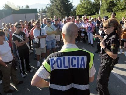 La policia cientifica organiza un rastreo en grupo cerca de Pontevedra en agosto de 2010.