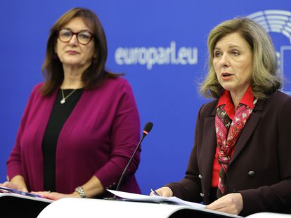 La vicepresidenta de la Comisión Europea de Valores y Transparencia, Vera Jourova, y la vicepresidenta para Democracia y Demografía, Dubravka Suica, en una rueda de prensa en Estrasburgo, este mart4es.