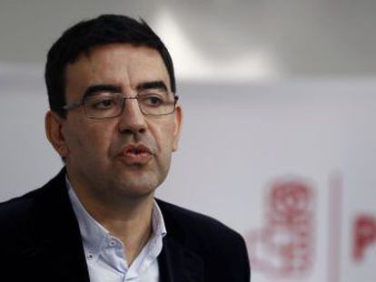 El portavoz de la gestora del PSOE sostiene que el presidente del Gobierno ha retrotraído a España a la época de la foto de las Azores