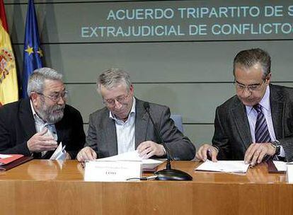 De izquierda a derecha, el líder de UGT, Cándido Méndez; el de CC OO, Ignacio Fernández Toxo, y el ministro de Trabajo, Celestino Corbacho.