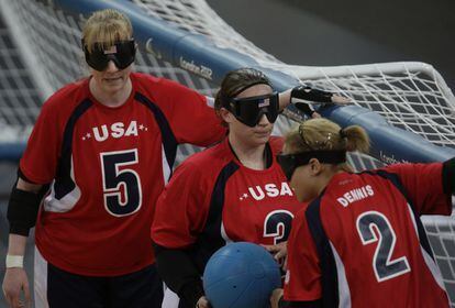 Varias integrantes del equipo estadounidense de goalball durante su partido contra Suecia