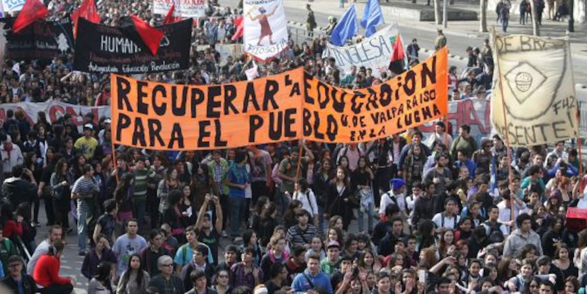Miles de estudiantes protestan en Chile contra la reforma educativa ...
