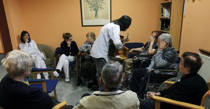 Imagen de una sesión de musicoterapia en el centro de Sanitas de Barakaldo.
