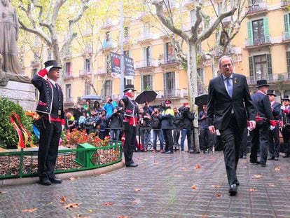 El presidente catalán, Quim Torra, durante la ofrenda en el monumento a Rafael Casanova. En vídeo, el himno de España suena en el momento de la ofrenda.