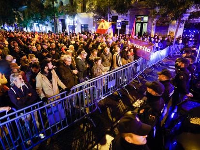 Concentración en las inmediaciones de la sede del PSOE, en la calle de Ferraz, en Madrid, este sábado.