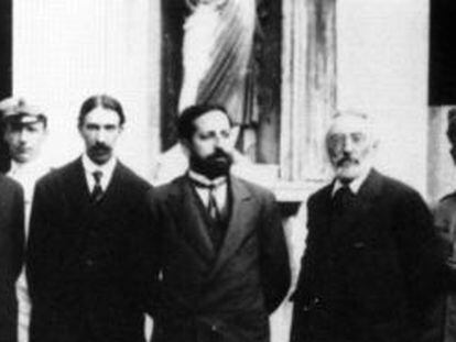 Américo Castro (en el centro), durante una visita al frente italiano en 1917 con Santiago Rusiñol, Manuel Azaña, Luis Bello y Miguel de Unamuno.