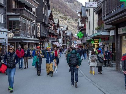 Gente paseando por el centro de la ciudad. Zermatt, Suiza.
