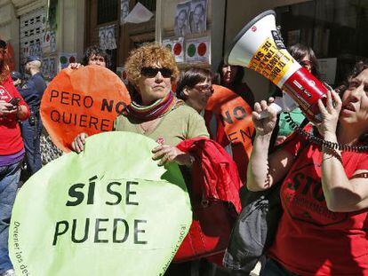 Afectados por la Hipoteca, en un acción frente a la casa de González Pons.