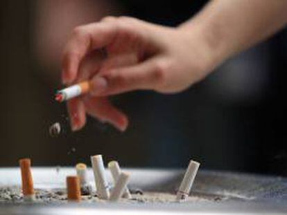Fumar en los hoteles estará prohibido a partir de ahora en Arabia Saudí. EFE/Archivo