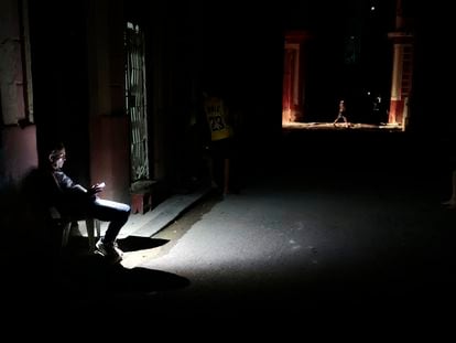 Un hombre revisa su celular durante un apagón, el 18 de agosto de 2022, en La Habana (Cuba).