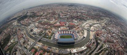El estadio Vicente Calderón y, detrás, la fábrica de Mahou (ya derribada), en 2010. En primer plano, junto al río, la M-30.