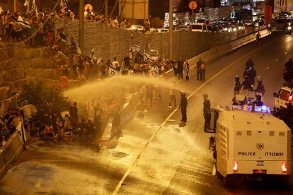 La policía utilizó cañones de agua para disolver una protesta contra la reforma judicial en Tel Aviv el martes.