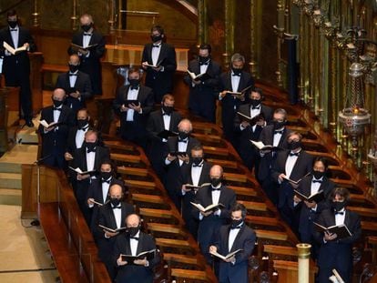 El cor del Liceu canta amb mascareta al concert inaugural de la temporada al Monestir de Montserrat.
