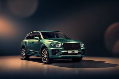 Bentley lanzó su super-SUV en 2016 y recibe al Rolls Cullinan con su puesta al día y 20.000 unidades vendidas. El Bentayga 2021 evoluciona el ADN más deportivo y elegante de la marca, con una parrilla tan emblemática como su presentación interior, que incluye materiales y acabados superlativos. El resultado es una experiencia de viaje única que permite disfrutar con el máximo confort su motor 4.0 V8 biturbo (550 CV).
Precio. Desde 173.000 euros.