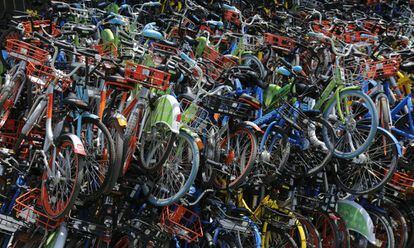 Bicicletas de alquiler aparcadas en un distrito de Pekín.