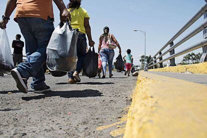 Ciudadanos venezolanos cruzan hacia Colombia para hacer la compra.