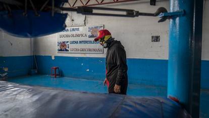 El luchador Súper Muñeco, en un gimnasio en Ciudad de México.