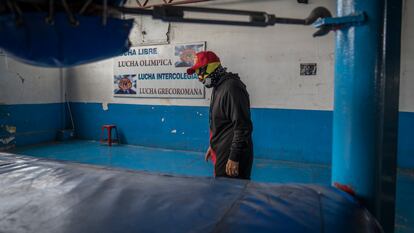 El luchador Súper Muñeco, en un gimnasio en Ciudad de México.